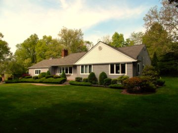 PIcture of house in Stony Brook with green lawn
